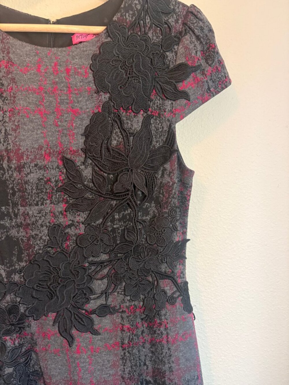 Betsey Johnson Floral Appliqué Sheath Dress | Gray & Black | Size 6